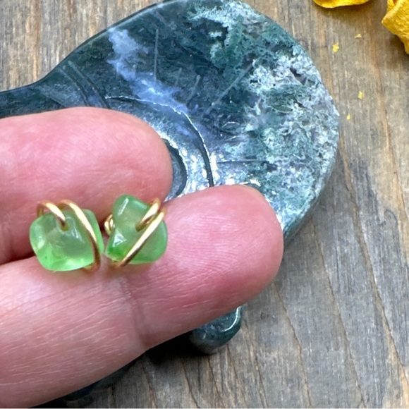 Cat’s eye in green gold dainty stud earrings / Aries healing crystal - Picture 2 of 4